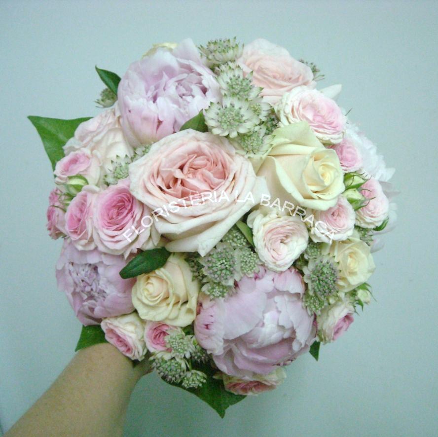 Bouquet romantico con peonias y rosas en tonos pastel